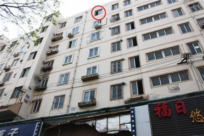 女子7楼坠下落地闷响 爬起来说没事