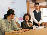 温小平、林哲璋在给读者签售