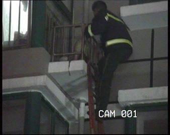 醉酒美女<em>穿睡衣</em>窗外发疯 雨中浑身湿透-醉酒,美