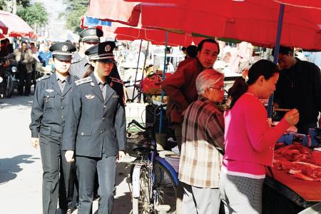 青岛出台奖励办法 鼓励市民自己当城管