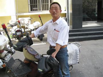 53岁大爷酒后骑摩托满街找厕所 涉酒驾被刑拘