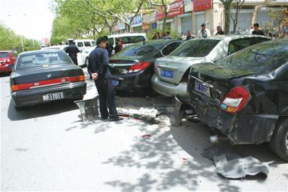 油门当刹车七车蹊跷相撞现场零件遍地