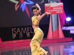 舞蹈老师表演傣族孔雀舞