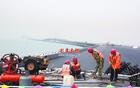 海湾大桥桥面开始标线 收费站现雏形