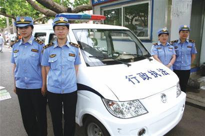 美女城管亮相 白领辞高薪拿月薪1000称锻炼