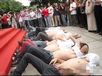 校领导讲话冗长 大学生脱衣“抗议”