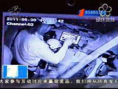 看点追踪：监控拍下的“灵异”画面 是什么在搞鬼？