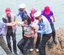 女子海边欲轻生 6人合力才将其救回岸边