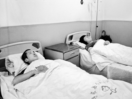 兄妹俩替父看摊遭执法者毒打 不得不带伤高考