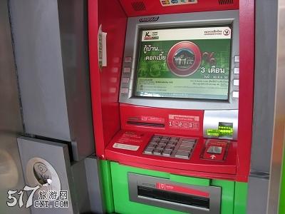 男子凌晨取钱被关银行 推门离开遭陌生人紧追