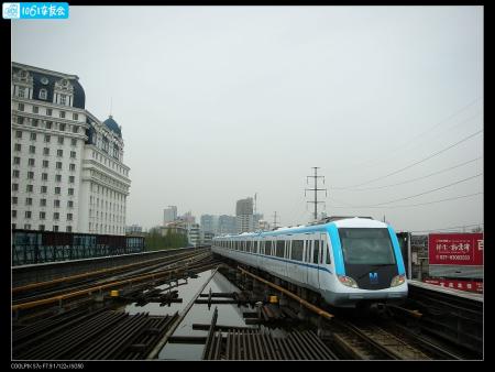 武汉地铁发生沉降 地面一栋楼出现裂缝