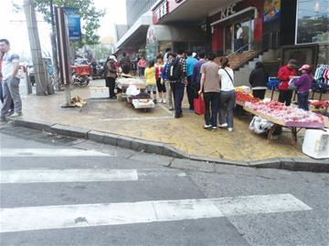 老汉当街吃火烧活活噎死 事发胶州路闹市