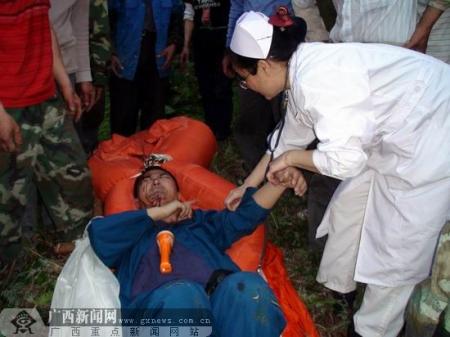 中国空军坠机现场救援照片曝光