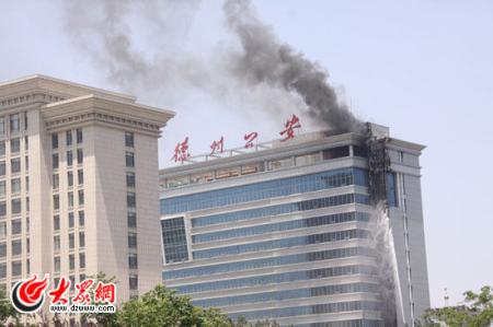 德州公安局办公楼突发大火 空调室外机引起