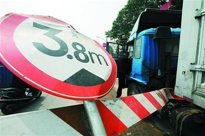 大货撞烂限高架 海尔路再次狂堵成步行街