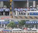 临沂交警遭车主围堵 记者采访相机遭抢