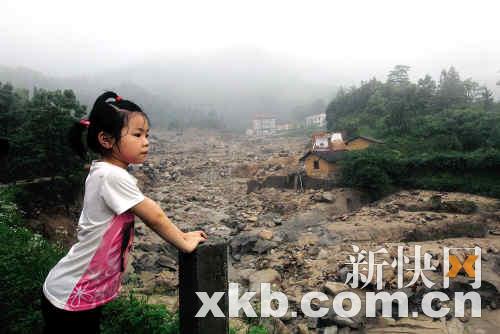 15岁少年一家四口被泥石流吞噬：希望天堂无石头