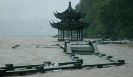 杭州西湖长桥被淹没 网友戏称“水漫金山”