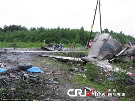 死者遗体四散在公路两旁