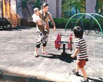 张柏芝带两子玩耍 谢霆锋放假不回家