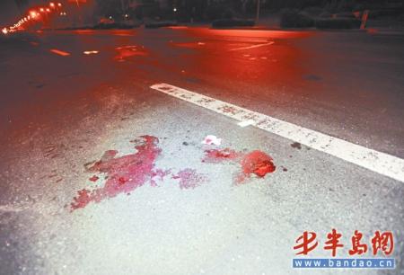 两车追尾 3人处理事故时被车撞致1死2伤