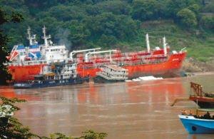 重庆千吨货船撞亿元油轮后沉没 3人跳江获救