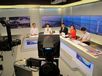 演播室里专家、主持人在准备直播
