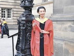 张曼玉获大学荣誉博士 清秀亮相领学位