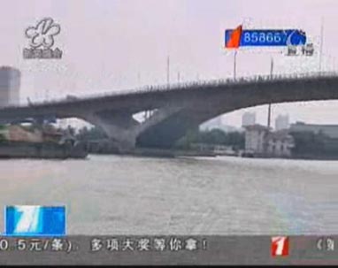 清晨 老人为何漂在运河中？