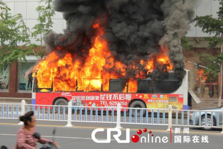 山东烟台一公交车疑似自燃起火