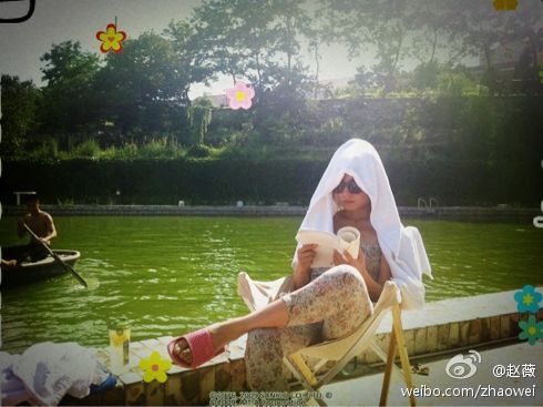 赵薇自曝惬意夏日照 头披浴巾日光浴