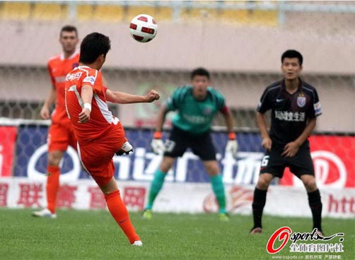 小将栗鹏完成绝杀，青岛主场2比1战胜申花