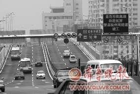 旅游车桥隧车涌入市区 东西主干道大堵车