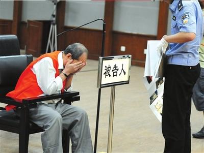 龙凤胎争玩电脑吵架 父亲劝架捅死儿子