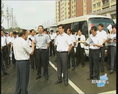 胶南：市委理论学习中心组（扩大）读书会进行项目观摩