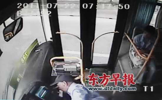 沪司机猝死前踩下刹车 救一车乘客和路人