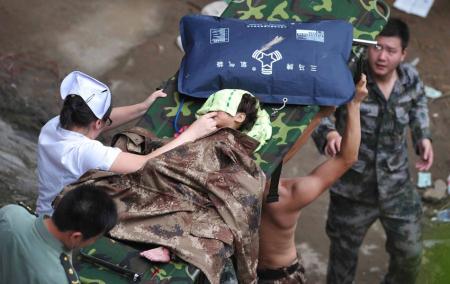 温州动车事故：救援结束拆解车体时发现生还女童