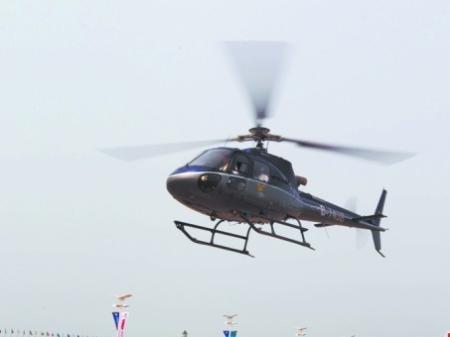 青岛航空游载游客上天 空中转弯时最刺激