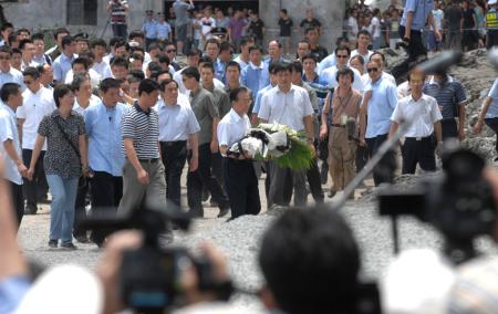温家宝亲赴动车事故现场 向遇难者献花
