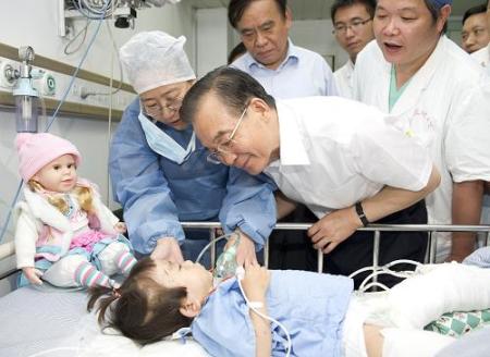 温家宝看望受伤的小伊伊