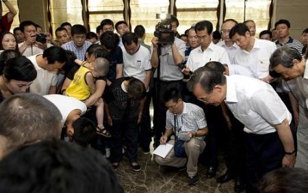 温家宝称遇难者亲属要的是公道 不是赔偿就完事