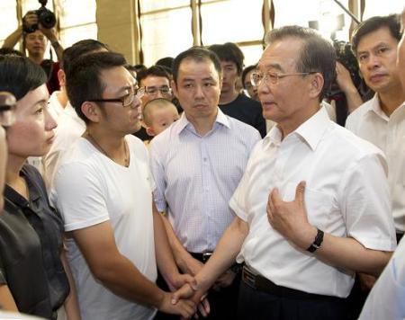 温家宝两度向温州动车追尾事故遇难者家属鞠躬