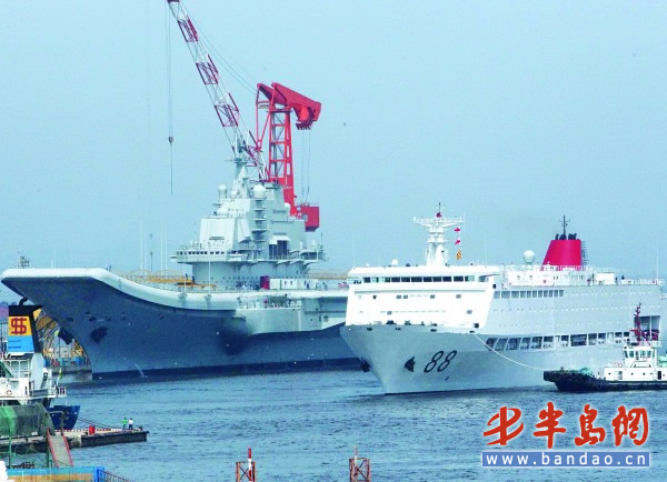 瓦良格海试未如约上演 保姆舰驶离船坞躲