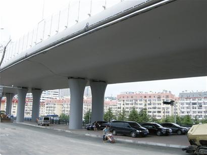 将继续增加护栏拟头建体停车场