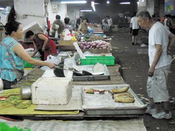 市民怕涨价忙备菜 摊位蔬菜卖光头一遭