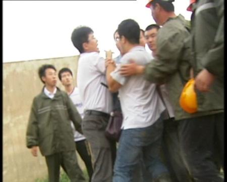央视记者采访大连化工企业遭数十人围殴