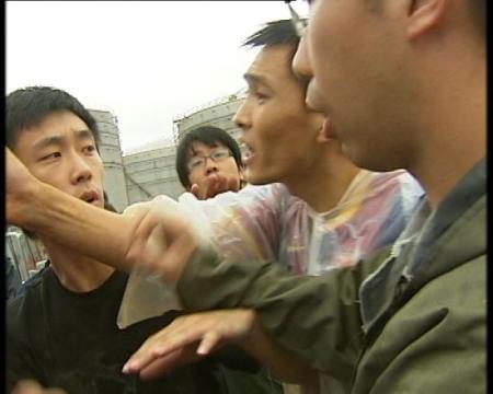 大连化工厂防波堤被指豆腐渣工程 记者采访被殴打