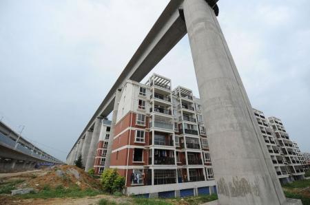 合肥高铁桥横跨小区 商品房交付后被迫拆除