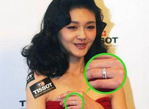 大S婚后首度亮相 秀婚戒夸老公尽显甜蜜