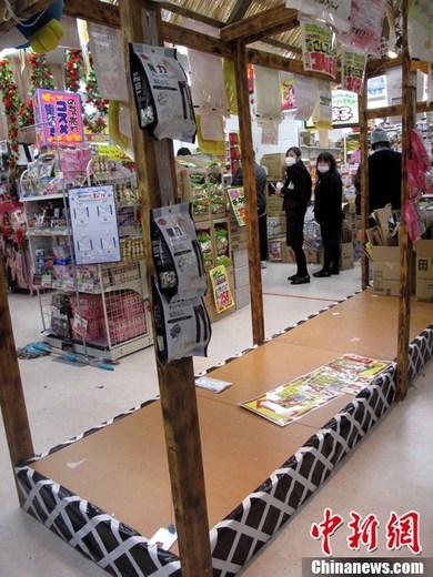 15日上午，日本福岛第一核电厂2号及4号机组先后爆炸，东京监测到超标20倍微小放射性物质。民众再次涌向超市抢购粮食大米和食水，货架呈十之九空。中新社发 洪少葵 摄